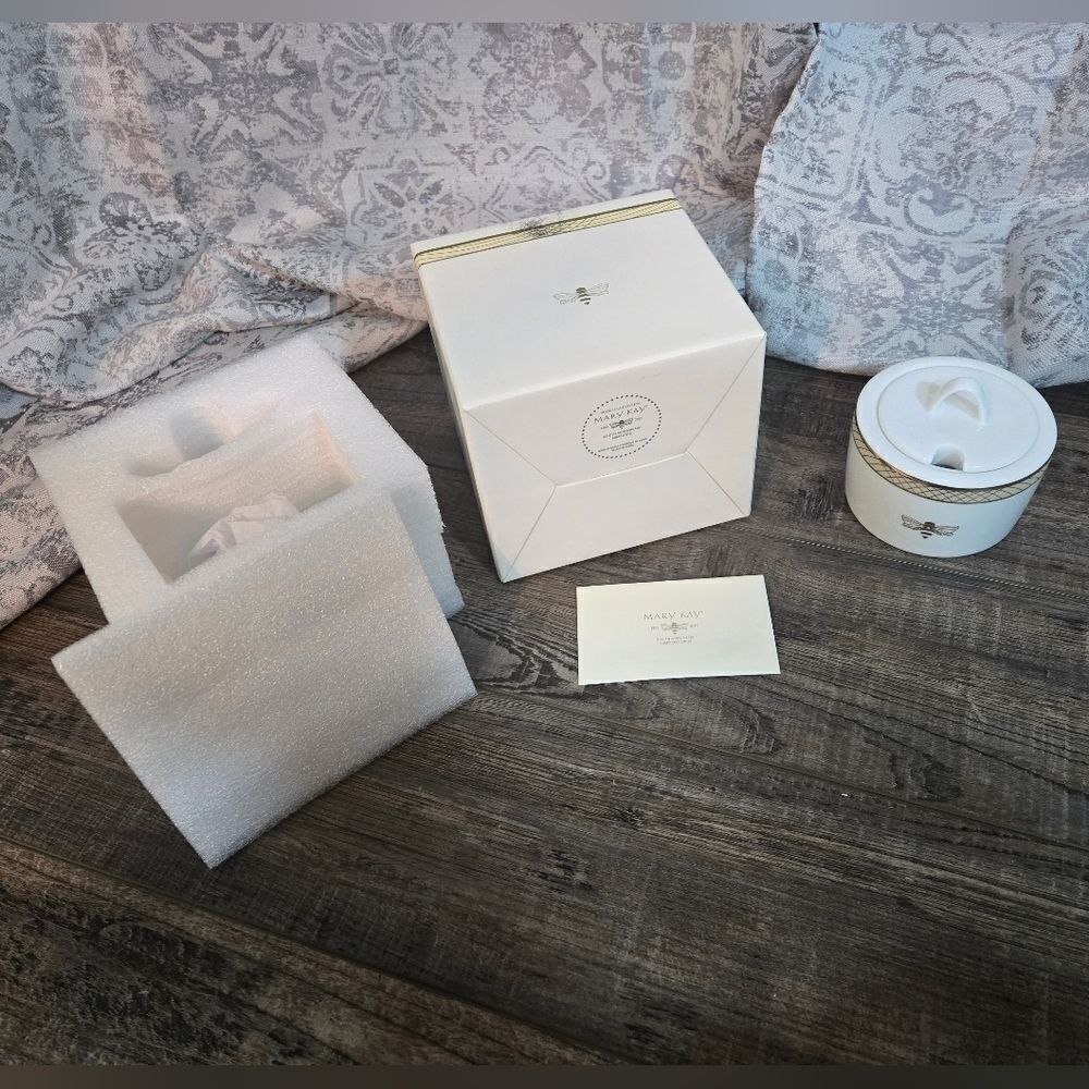 Mary Kay 50th Golden Anniversary Bumblebee Lidded Sugar Bowl